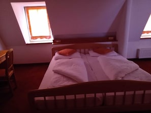 Phòng đơn phong cách cổ điển | Trang bị nội thất với thiết kế riêng biệt, bàn