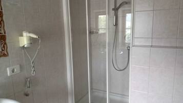 Habitación clásica doble de uso individual | Baño | Bañera y toallas