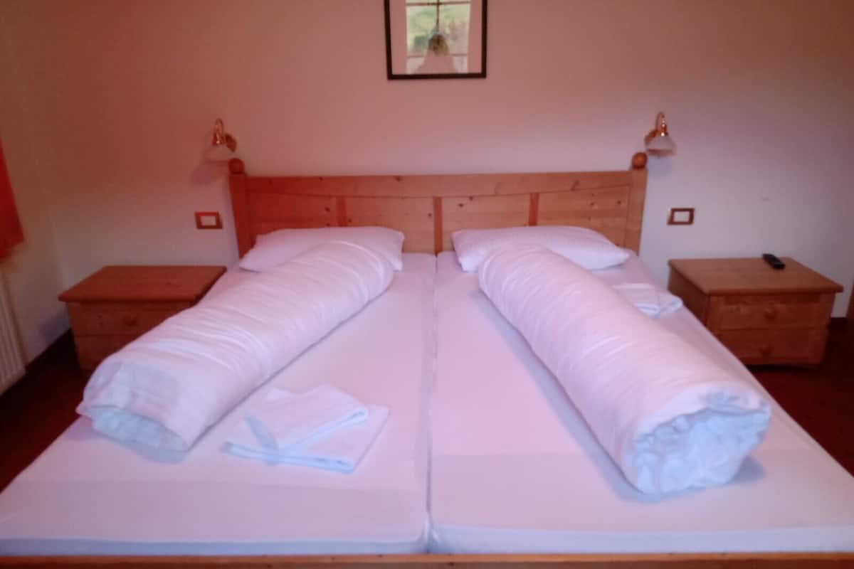Classic Triple Room | Dilengkapkan perabot secara berasingan, meja, Wi-fi percuma