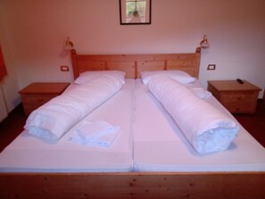 Individually furnished, desk, free WiFi - Gasthof Weisskugel (Malles Venosta)