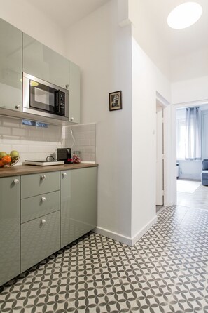 Kühlschrank, Ofen, Wasserkocher mit Kaffee-/Teezubehör