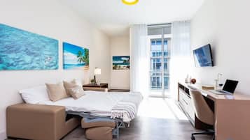 1 slaapkamer, een bureau, een strijkplank/strijkijzer, reisbedje