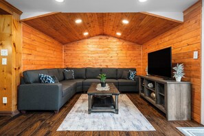 Smart TV, fireplace, Netflix, streaming services - Cozy and Spacious House Situated In The Heart Of Up North And Snow activities! (Traverse City)