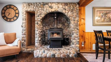 Smart TV, fireplace, Netflix, streaming services