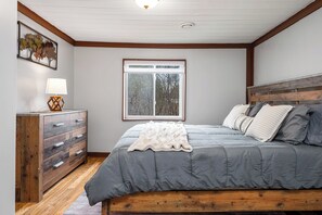 4 bedrooms, in-room safe, desk, iron/ironing board