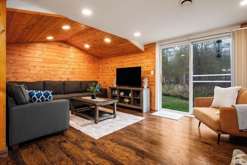 Cozy and Spacious House Situated In The Heart Of Up North And Snow activities!