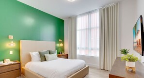 1 室のベッドルーム、デスク、アイロン / アイロン台、旅行用ベビーベッド