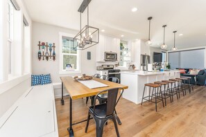 Køleskab, mikrobølgeovn, ovn, kogeplade