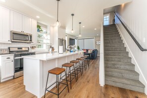 Køleskab, mikrobølgeovn, ovn, kogeplade