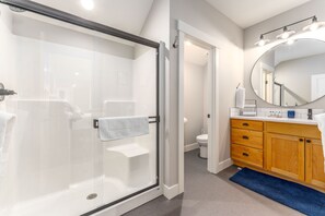 Combined shower/bathtub, free toiletries, hair dryer, towels