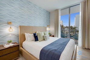 2 slaapkamers, een bureau, een strijkplank/strijkijzer, reisbedje