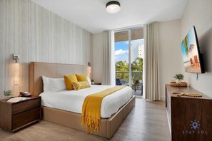 2 habitaciones, escritorio y tabla de planchar con plancha