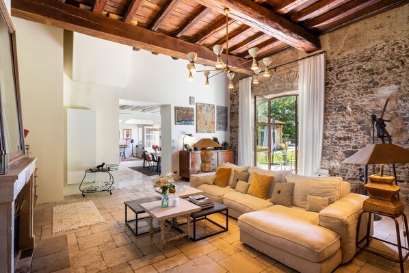 TV, fireplace, books, stereo