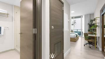 Escritorio, tabla de planchar con plancha, cuna de viaje y wifi