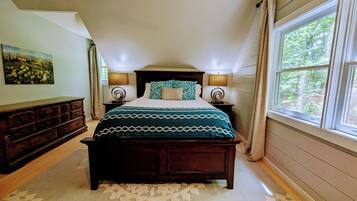 2 quartos, escrivaninha, ferros/tábuas de passar roupa, berço de viagem