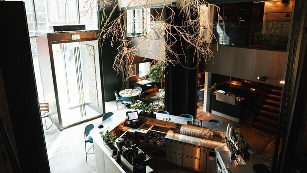 Une cuisine moderne dotée d’un îlot central, d’un coin bar et d’un espace repas.
