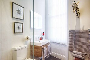 Apartment, 1 King Bed | Bathroom