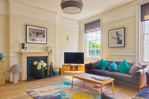 Apartment, 1 King Bed | Living room