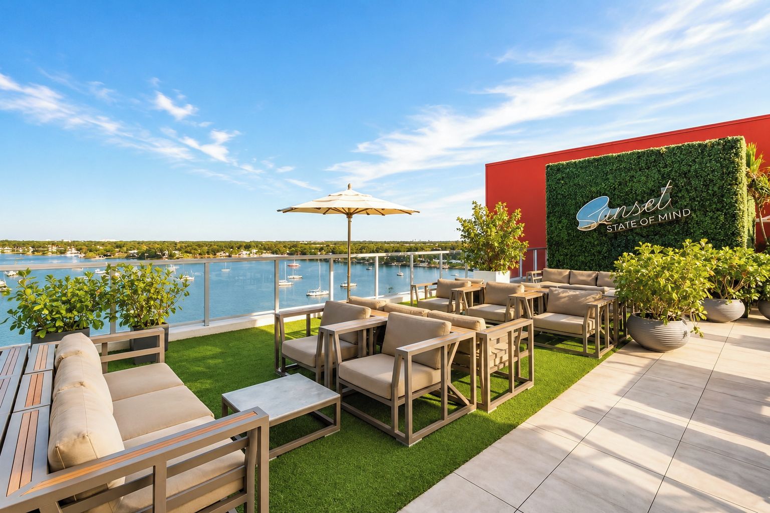 Une terrasse avec des places assises extérieures, une vue sur l’eau et un bâtiment doté d’un mur végétal et d’une enseigne.