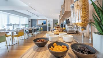 Bữa sáng kiểu Âu hàng ngày (13 EUR/mỗi người)