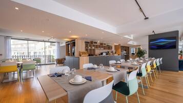Daily continental breakfast (EUR 13 per person)