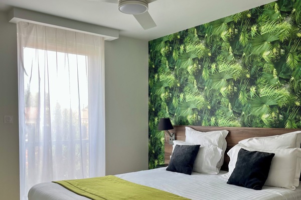 1 kamar tidur, tirai kedap cahaya, kedap suara, dan setrika/meja setrika