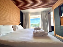 奢华套房, 1 张特大床 | 高档床上用品、迷你吧（备有免费物品）、客房内保险箱、特色装修