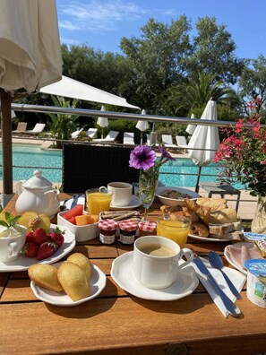 Petit déjeuner buffet servi tous les jours en supplément