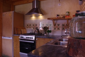 Een koelkast, een oven, een kookplaat, een koffiezetapparaat/waterkoker