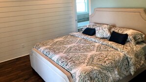 Une chambre à coucher avec un lit, une fenêtre et une porte.