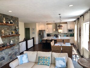 Smart TV, caminetto, videogiochi, lettore DVD