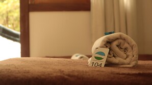 Ein Handtuch mit einem Anhänger auf einem Bett.