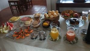 Ein reichhaltiges Frühstücksbuffet mit verschiedenen Speisen und Getränken.