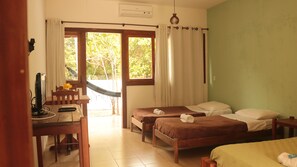 Familienzimmer | Minibar, laptopgeeigneter Arbeitsplatz, kostenloses WLAN, Bettwäsche