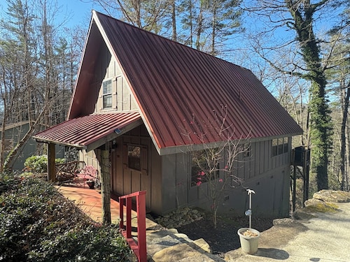 Red Top Treehouse Cabin in Mirror Lake and minutes to downtown-Dog Friendly!