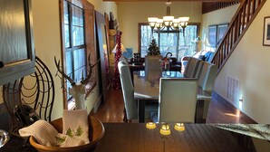 Dining - Red Top Treehouse Cabin in Mirror Lake and minutes to downtown-Dog Friendly! (Highlands)
