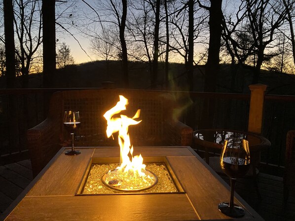 Outdoor dining - Red Top Treehouse Cabin in Mirror Lake and minutes to downtown-Dog Friendly! (Highlands)