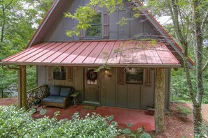 Exterior - Red Top Treehouse Cabin in Mirror Lake and minutes to downtown-Dog Friendly! (Highlands)