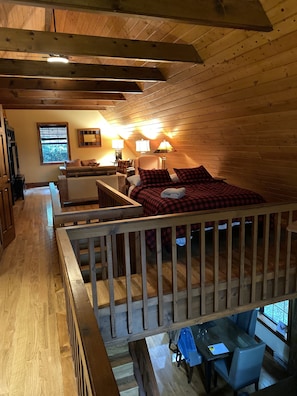 2 bedrooms, desk, iron/ironing board, free WiFi - Red Top Treehouse Cabin in Mirror Lake and minutes to downtown-Dog Friendly! (Highlands)
