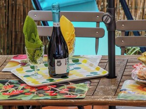 Outdoor dining - Sciacchetrà Ground Floor Apartment with AC and Patio (Monterosso al Mare)