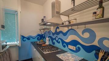 Frigorifero, microonde, forno, piano cottura