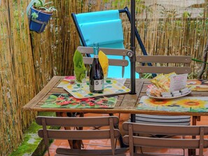 Outdoor dining - Sciacchetrà Ground Floor Apartment with AC and Patio (Monterosso al Mare)