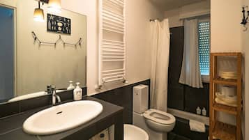 Bruser, miljøvenlige toiletartikler, hårtørrer, bidet