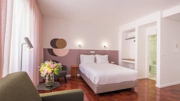 Deluxe Studio | Peti besi dalam bilik, ruang kerja komputer riba