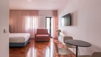 Deluxe Studio | In-room safe, soundproofing, iron/ironing board, free WiFi