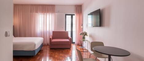 Deluxe Studio | In-room safe, soundproofing, iron/ironing board, free WiFi