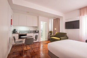 Deluxe Studio | Private kitchen | Mini-fridge, oven, stovetop, coffee/tea maker - LSA Campos by Numa (Lisbon)