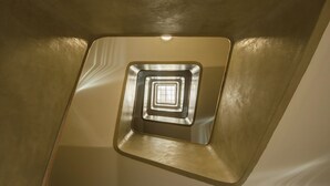 Sostre metàl·lic rebaixat amb un disseny quadrat i il·luminat.