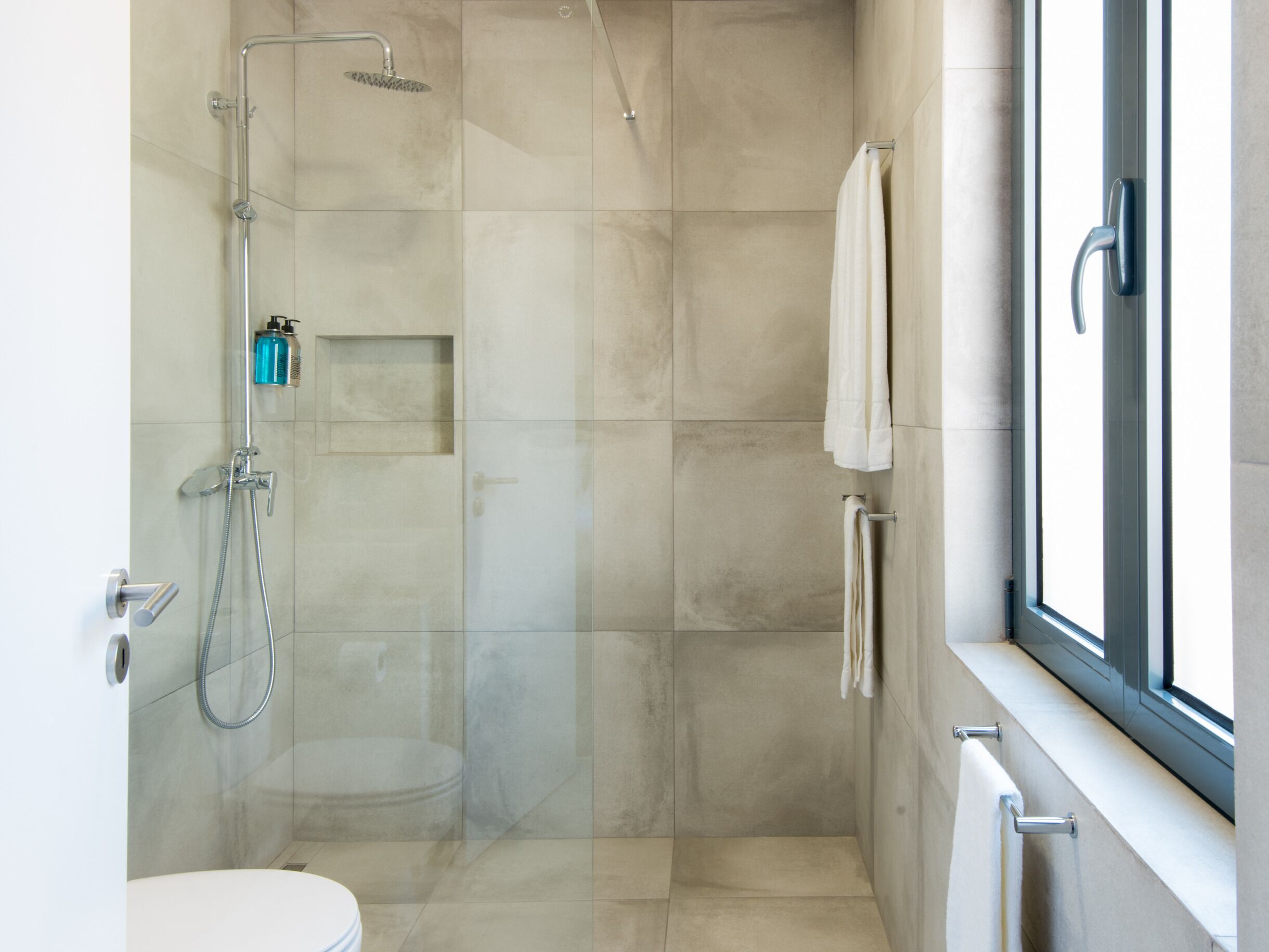Studio | Bathroom | Shower, free toiletries, hair dryer, towels