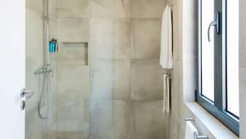 Studio | Bathroom | Shower, free toiletries, hair dryer, towels